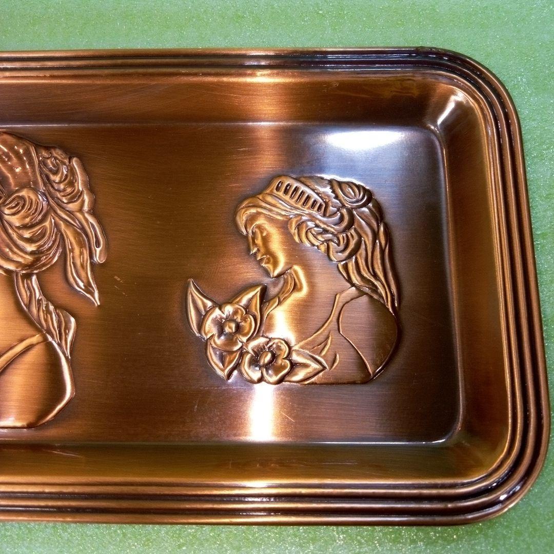 女性の横顔とお花をモチーフにした装飾的なトレイ　銅製？　銅メッキ？　ブロンズ？