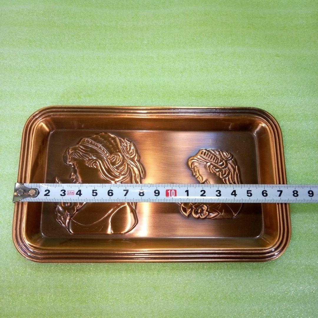 女性の横顔とお花をモチーフにした装飾的なトレイ　銅製？　銅メッキ？　ブロンズ？