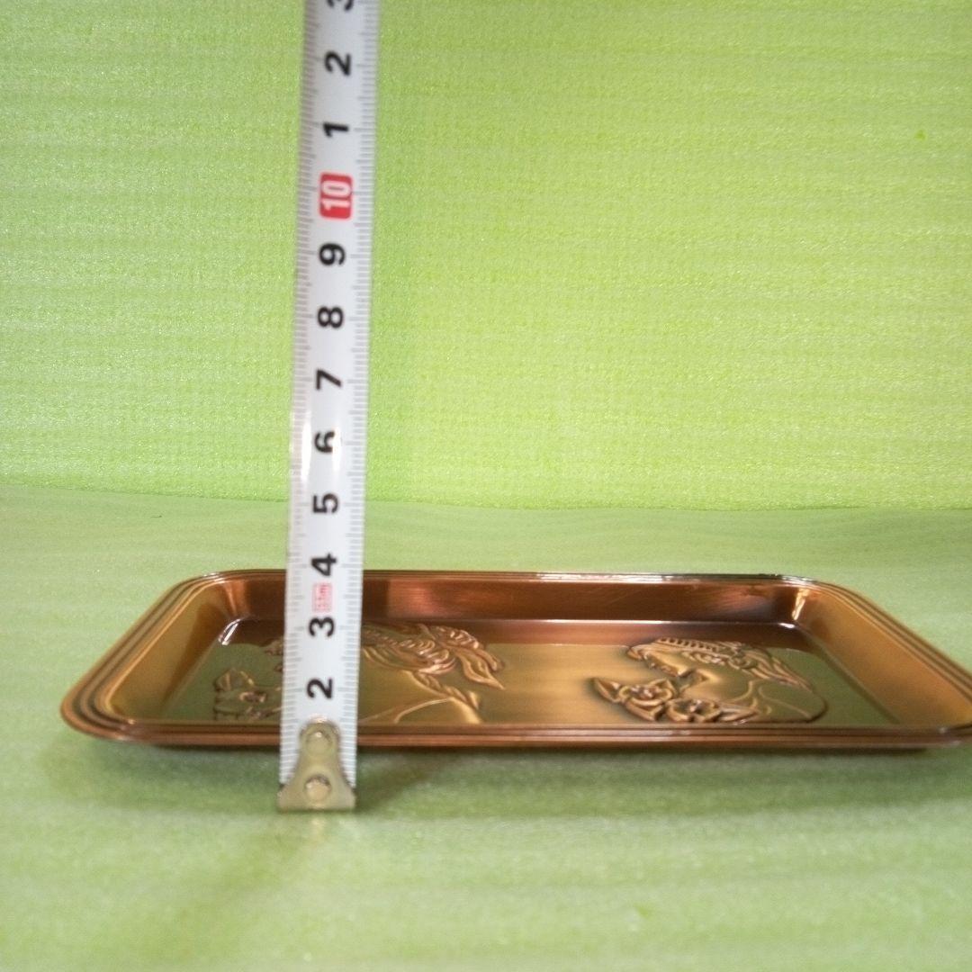 女性の横顔とお花をモチーフにした装飾的なトレイ　銅製？　銅メッキ？　ブロンズ？