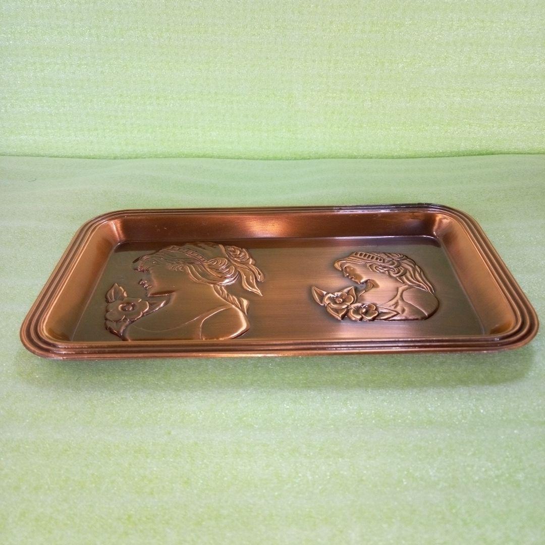 女性の横顔とお花をモチーフにした装飾的なトレイ　銅製？　銅メッキ？　ブロンズ？
