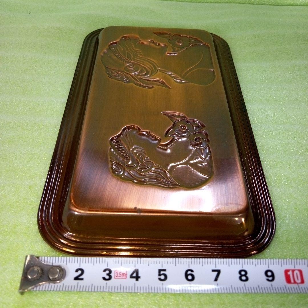 女性の横顔とお花をモチーフにした装飾的なトレイ　銅製？　銅メッキ？　ブロンズ？