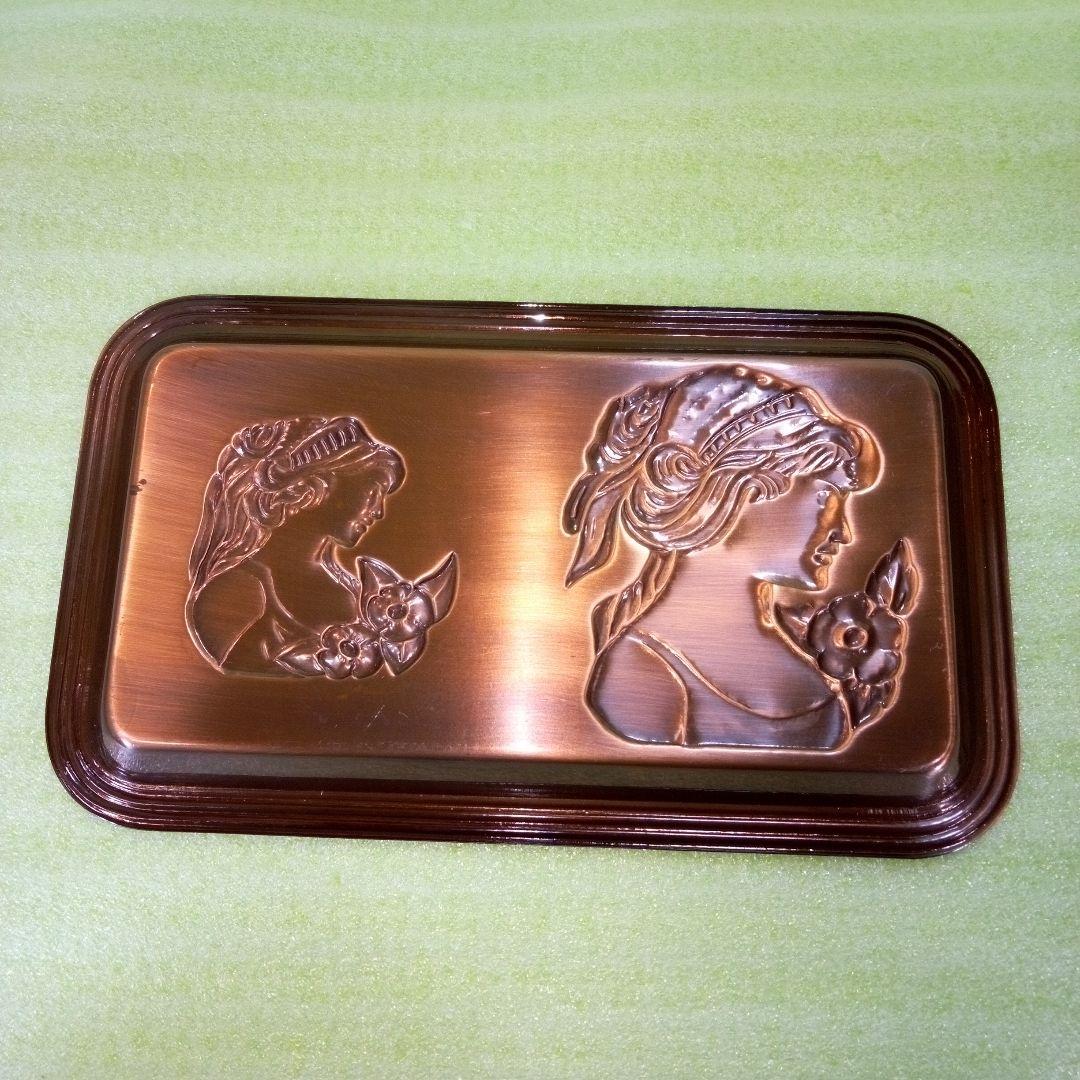 女性の横顔とお花をモチーフにした装飾的なトレイ　銅製？　銅メッキ？　ブロンズ？