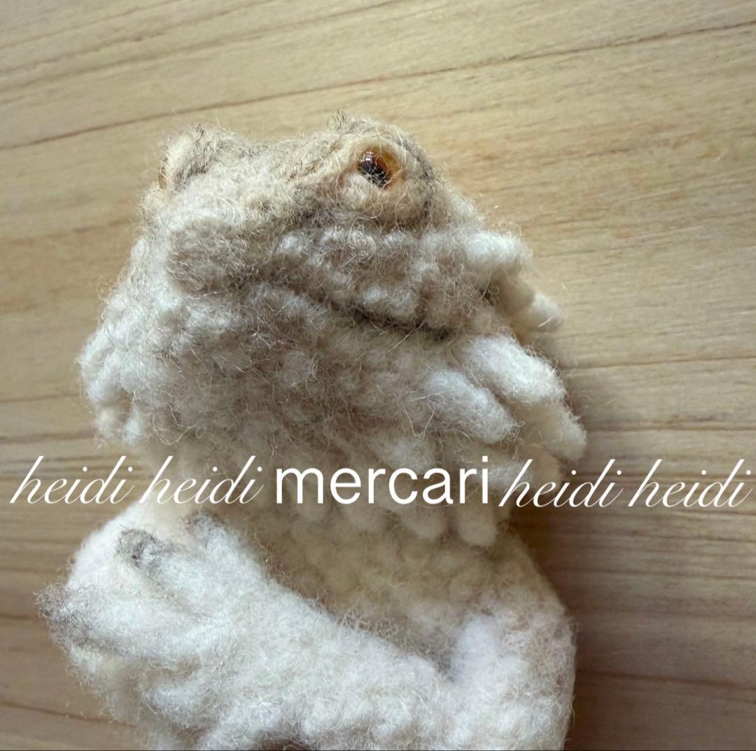 トカゲブローチ　羊毛