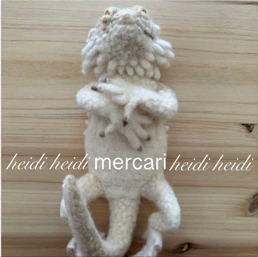 トカゲブローチ　羊毛