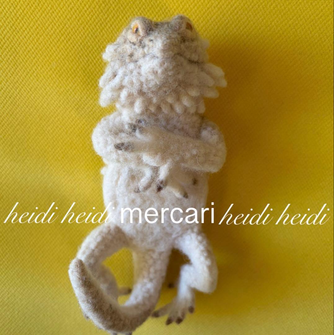 トカゲブローチ　羊毛