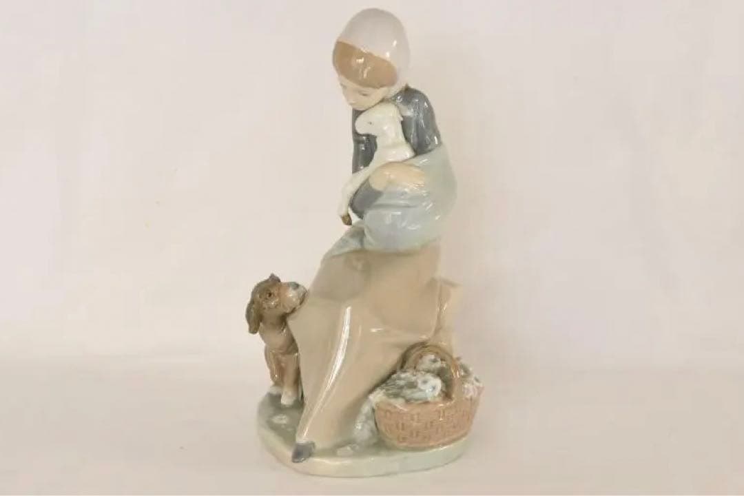 お値下げしました。リヤドロ製LLADRO「子羊を抱く少女」陶器人形スペイン製