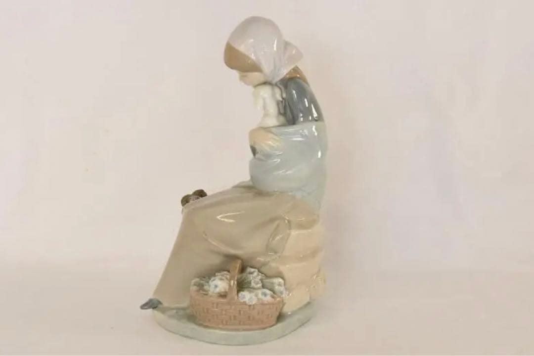 お値下げしました。リヤドロ製LLADRO「子羊を抱く少女」陶器人形スペイン製