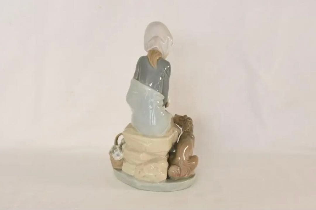 お値下げしました。リヤドロ製LLADRO「子羊を抱く少女」陶器人形スペイン製