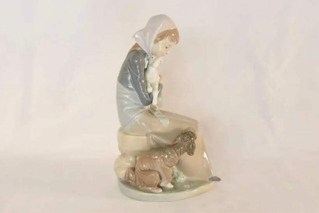 お値下げしました。リヤドロ製LLADRO「子羊を抱く少女」陶器人形スペイン製