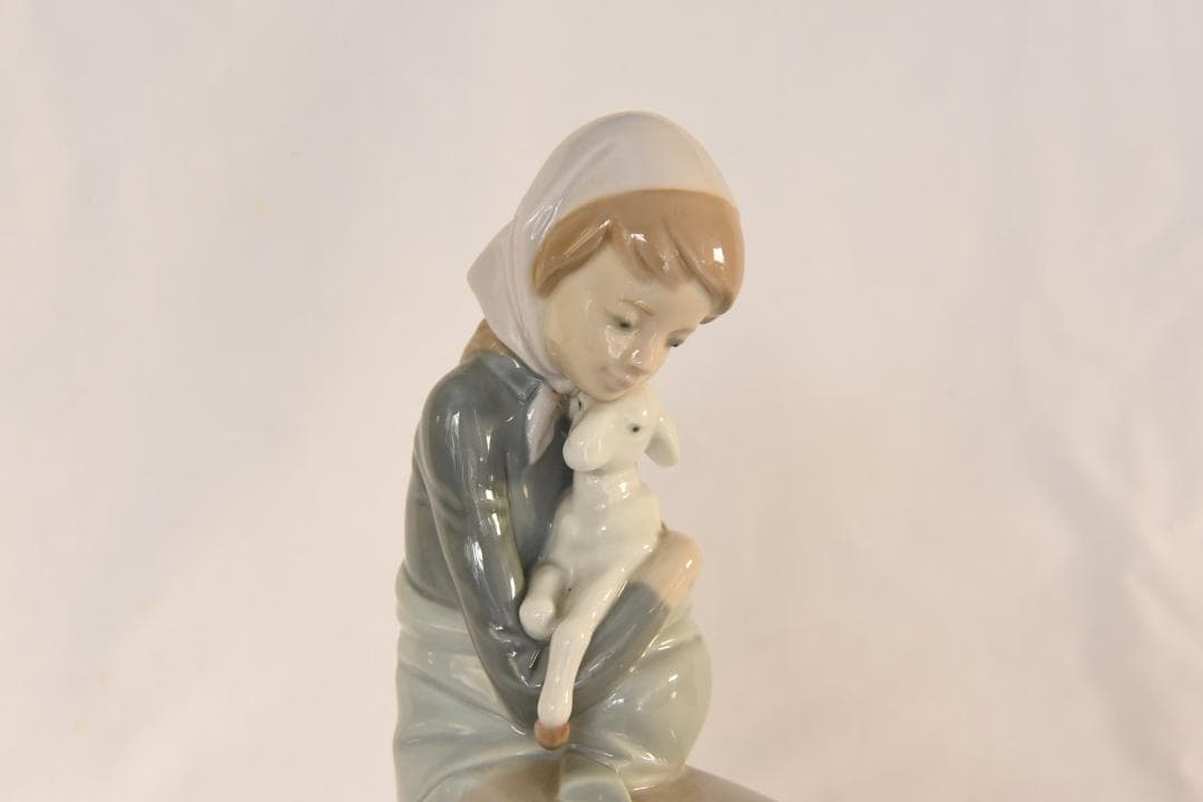 お値下げしました。リヤドロ製LLADRO「子羊を抱く少女」陶器人形スペイン製