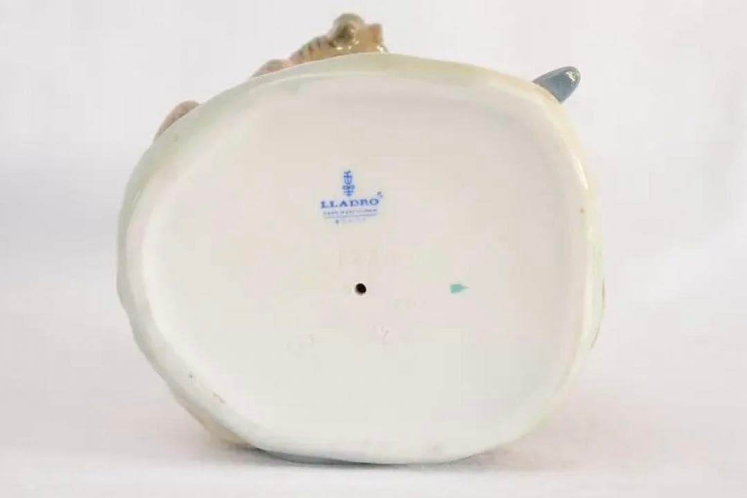 お値下げしました。リヤドロ製LLADRO「子羊を抱く少女」陶器人形スペイン製