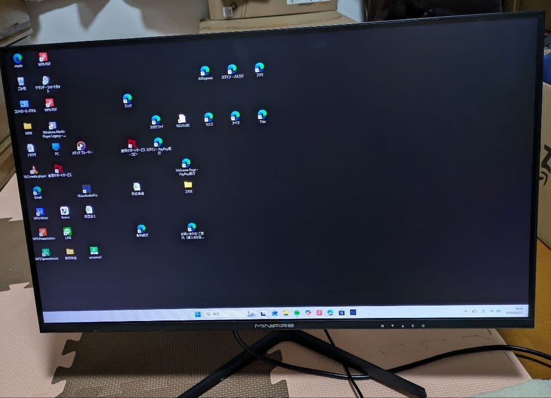 迫力の大画面２７型　スリムデザイン ディスプレイ 本体　ゲームにも　事務にも最適