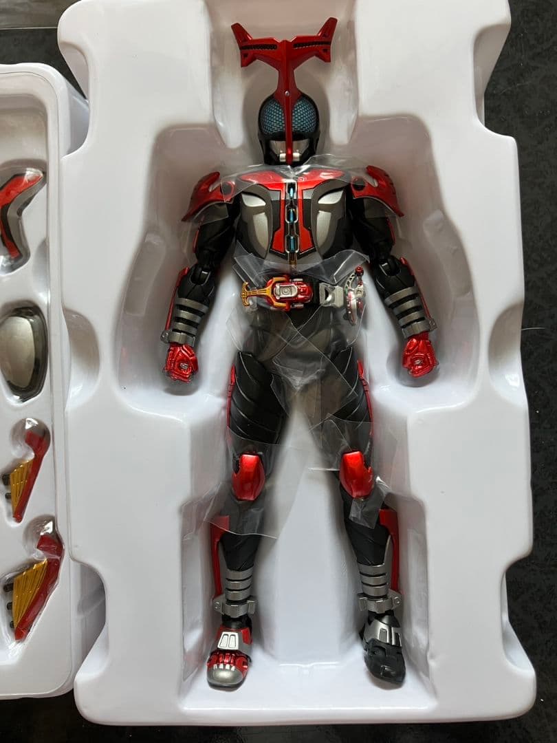 S.H.Figuarts 真骨彫製法仮面ライダーカブト ハイパーフォーム【初版】