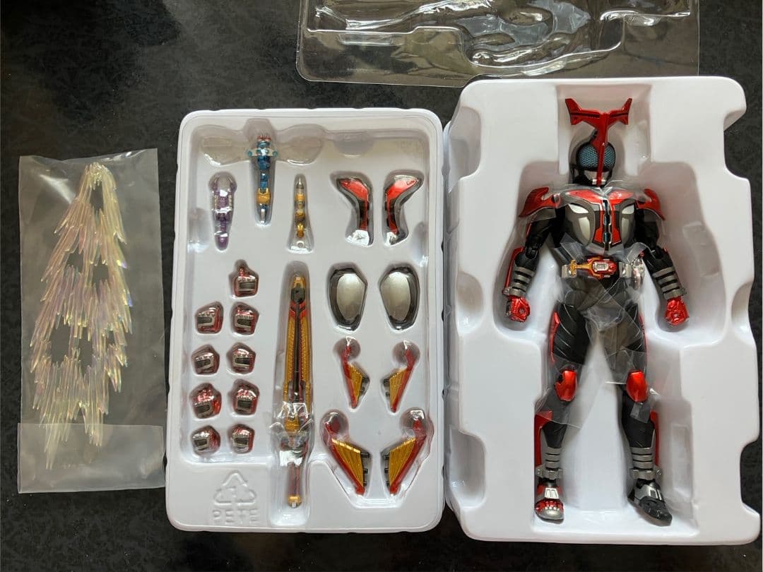 S.H.Figuarts 真骨彫製法仮面ライダーカブト ハイパーフォーム【初版】