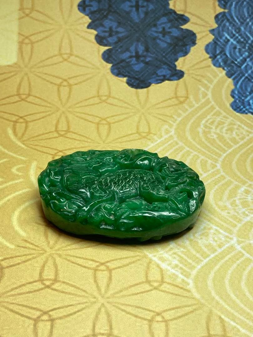 翡翠　龍の両面彫刻　台座付き