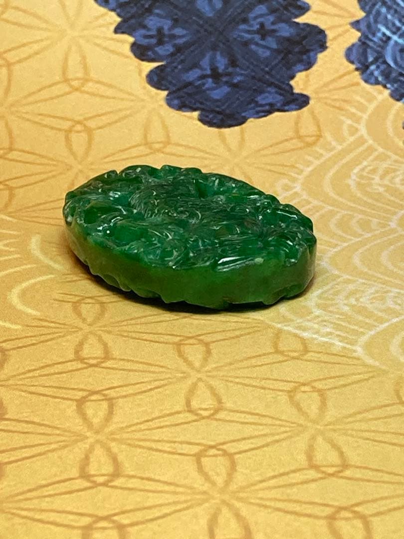 翡翠　龍の両面彫刻　台座付き