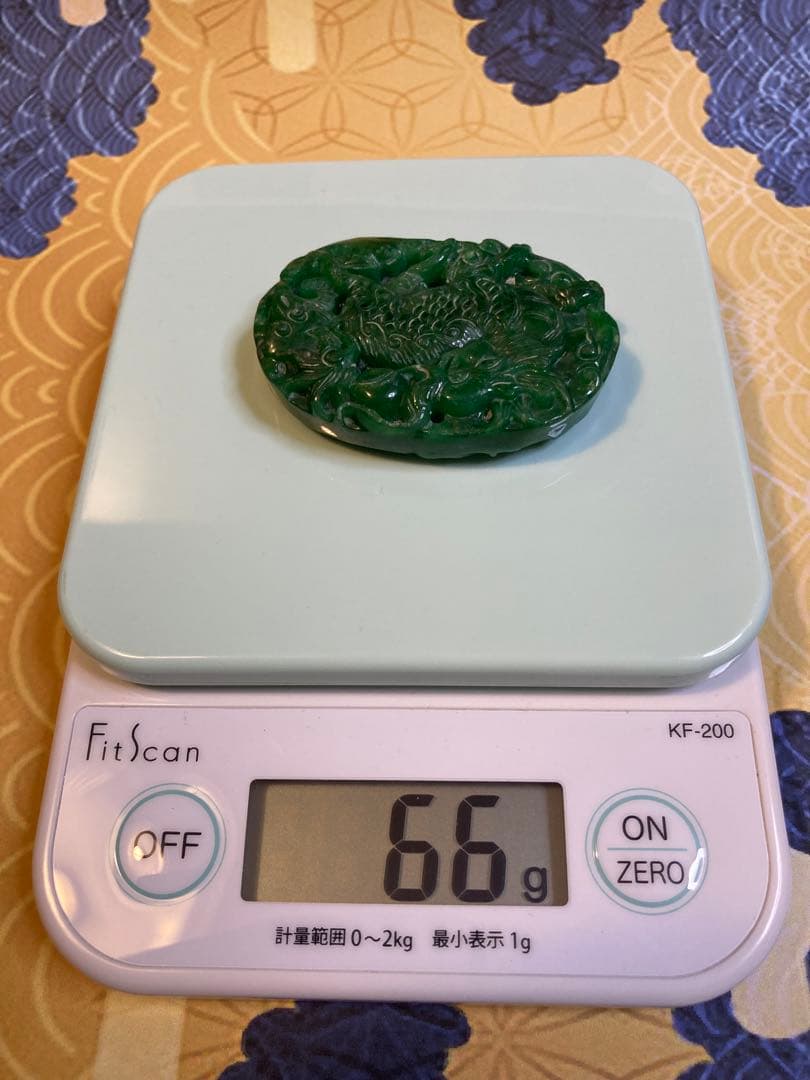 翡翠　龍の両面彫刻　台座付き