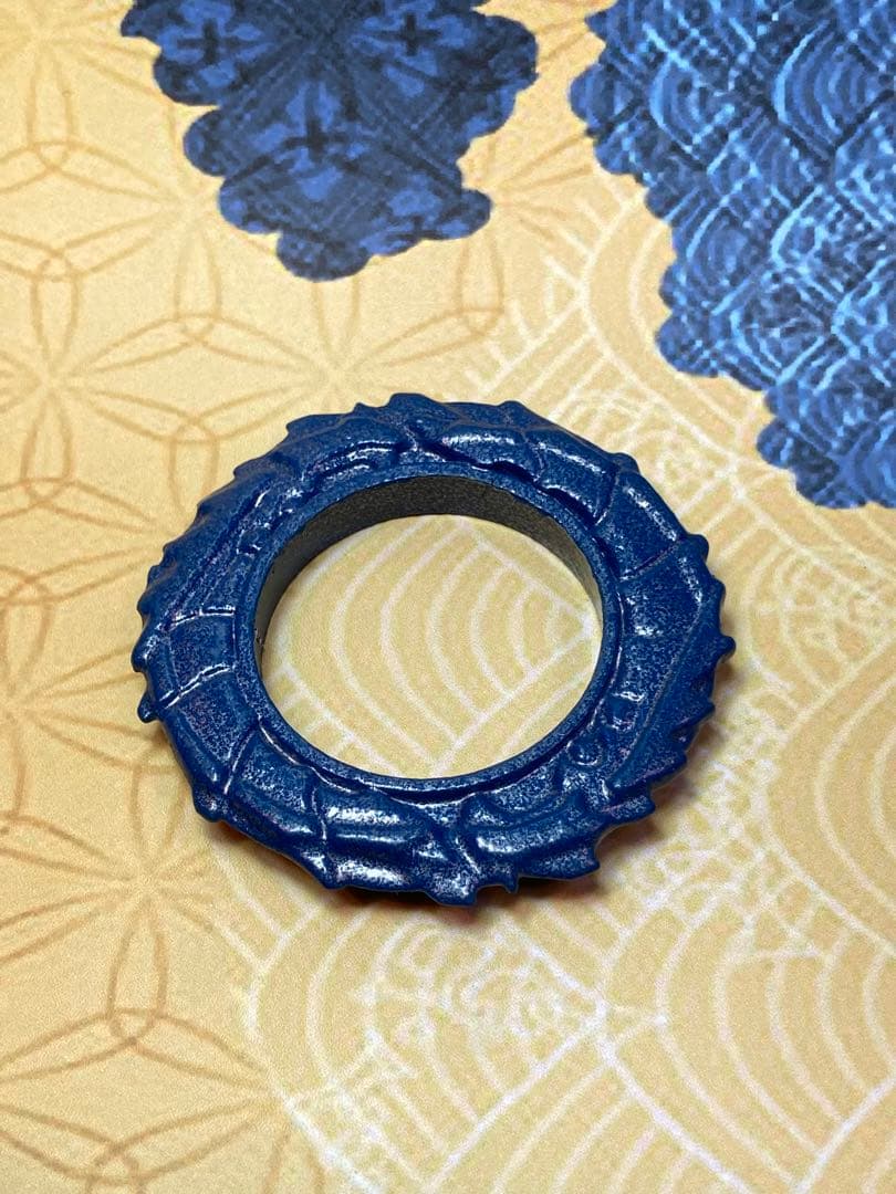 翡翠　龍の両面彫刻　台座付き