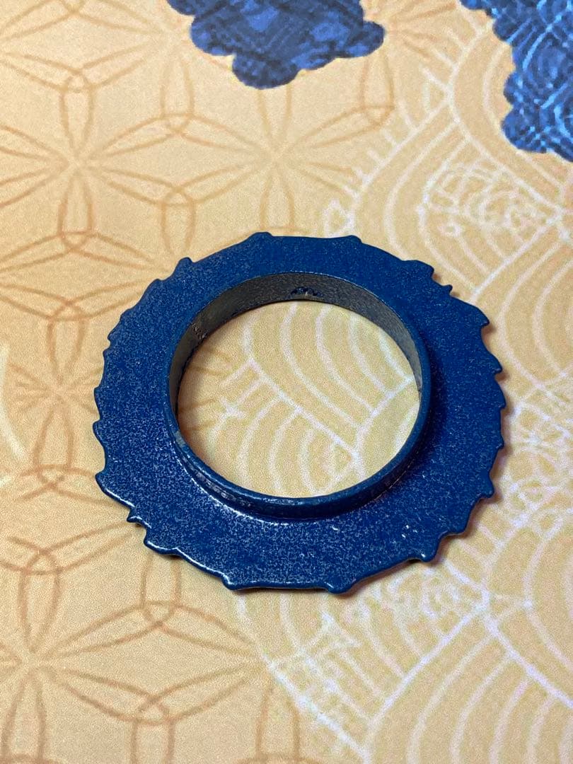 翡翠　龍の両面彫刻　台座付き