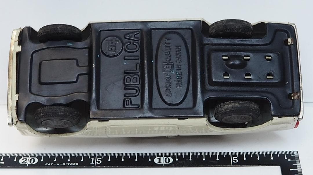 萬代屋【トヨタ パブリカ 白ホイルキャップ交換】ブリキtin toy car箱無