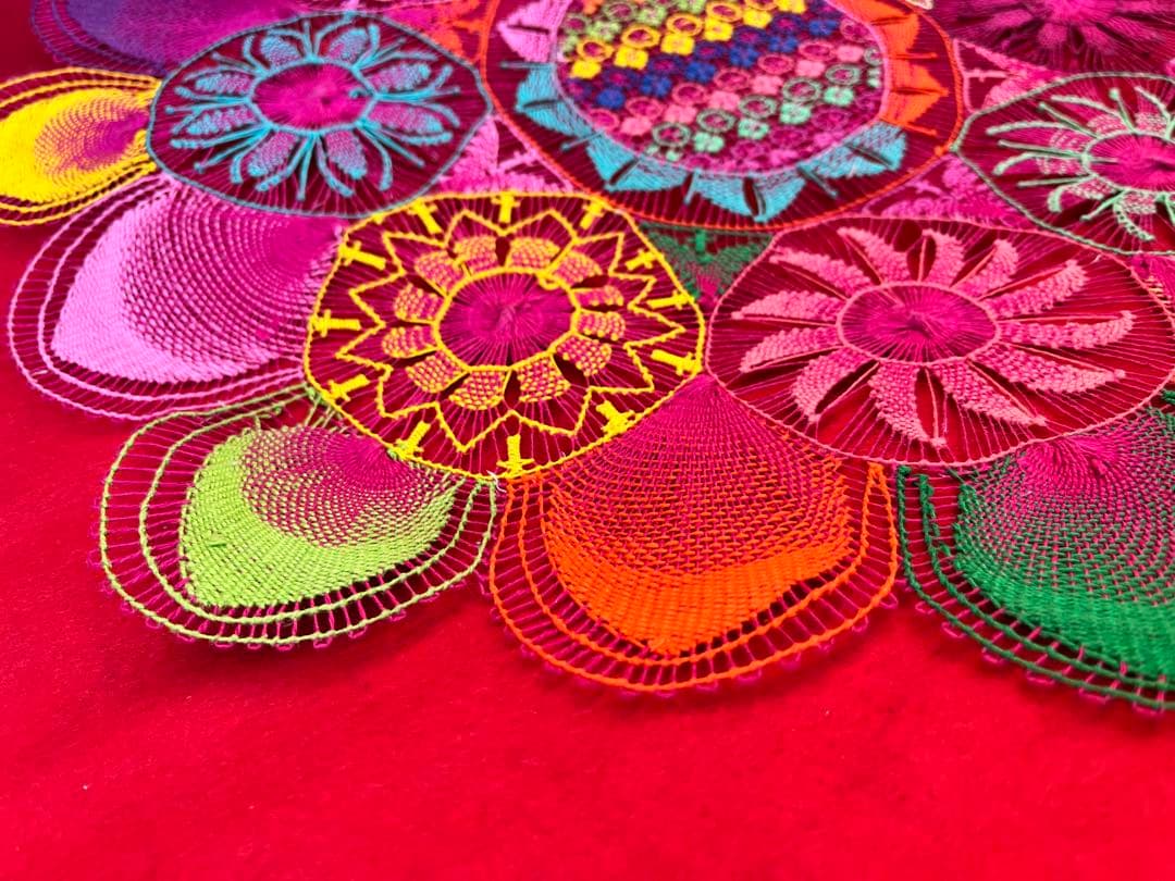 パラグアイ伝説織　ニャンドゥティードイリー　刺繍　テーブルセンター