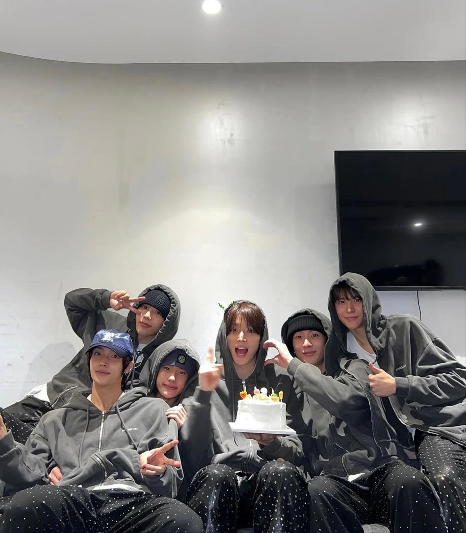 アイドル RIIZE 2024 SEOUL ZIP-UP HOODIE SET