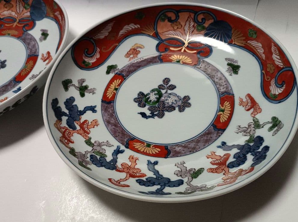 ② 源右衛門窯 染錦 古伊万里風松絵 皿 飾り皿 2枚組 未使用品