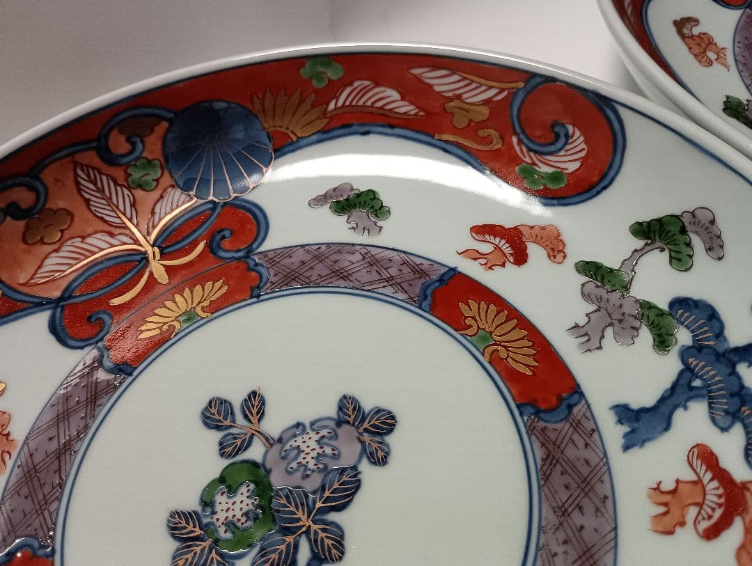 ② 源右衛門窯 染錦 古伊万里風松絵 皿 飾り皿 2枚組 未使用品