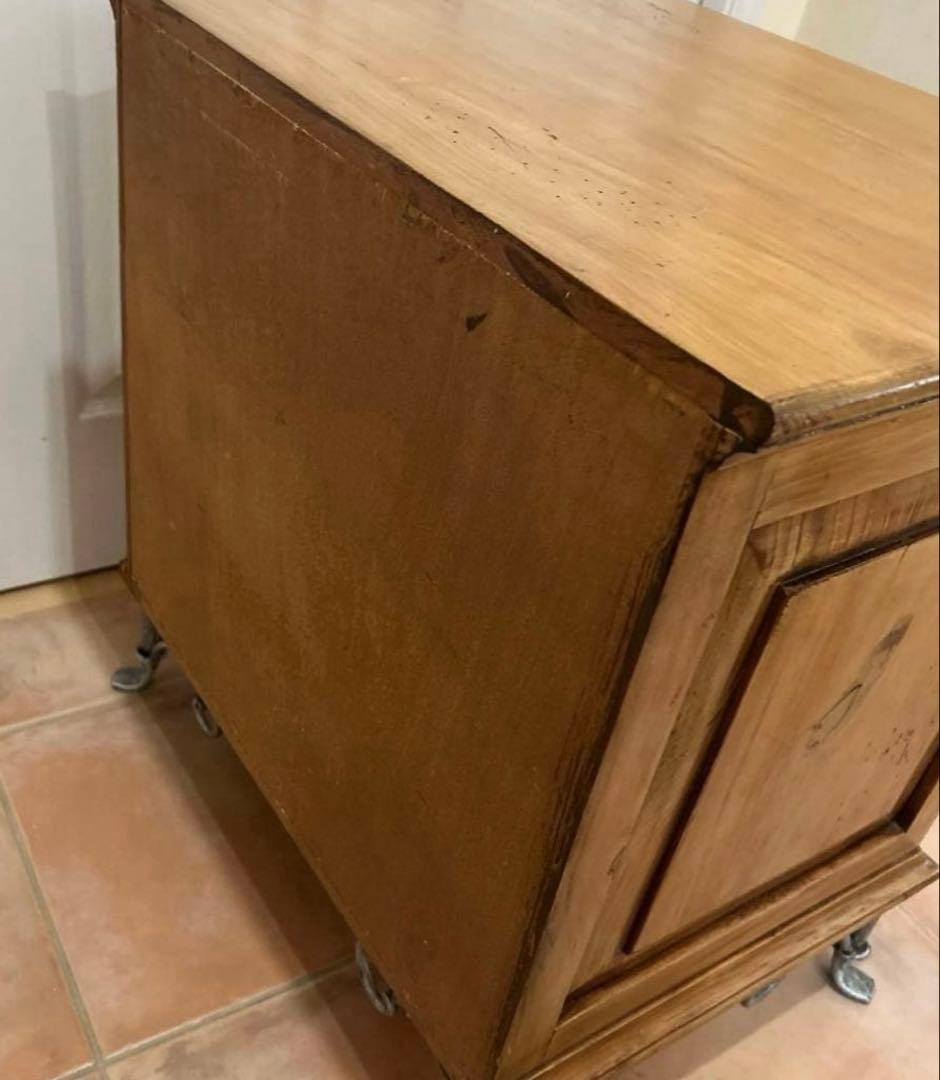 ✨アンティーク調な三段チェスト ✨脚は希少なアイアン製★シェルハンドル