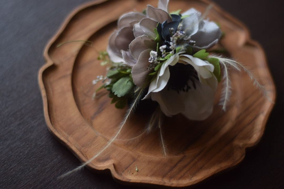 ニュアンスカラーのシックなコサージュ