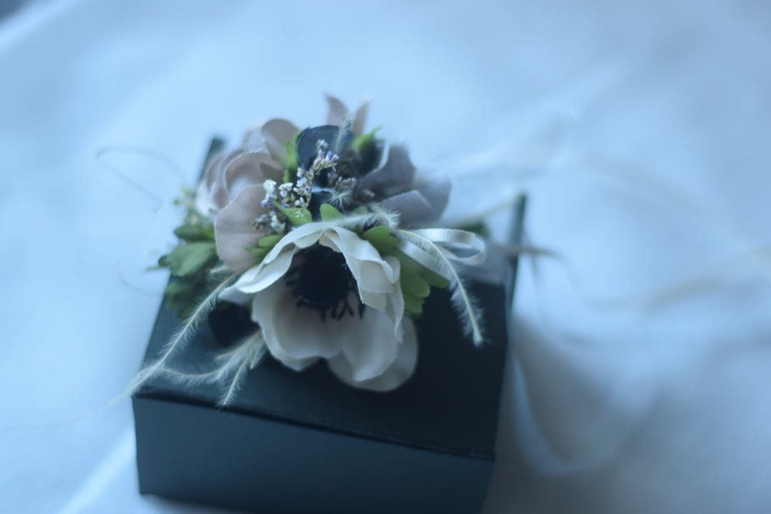 ニュアンスカラーのシックなコサージュ