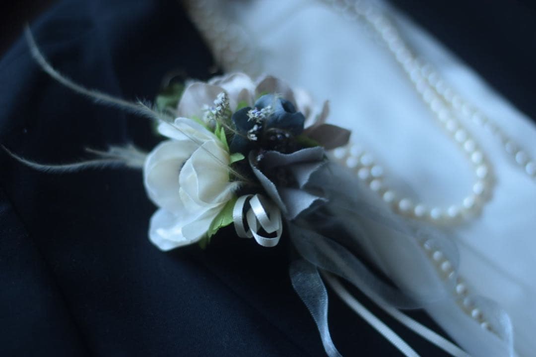 ニュアンスカラーのシックなコサージュ