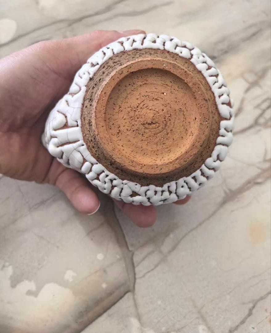 テクスチャー付き白い陶器の容器