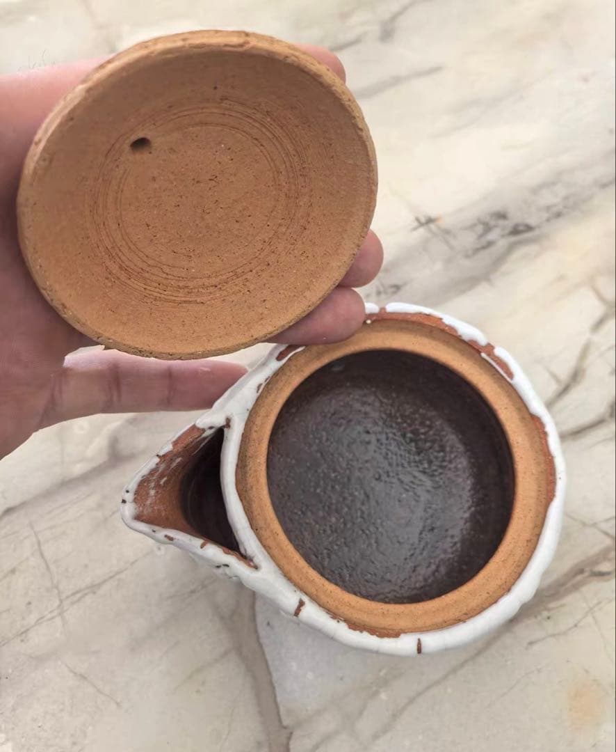 テクスチャー付き白い陶器の容器