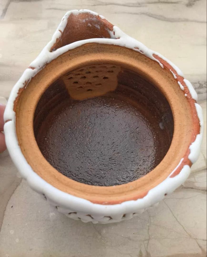 テクスチャー付き白い陶器の容器