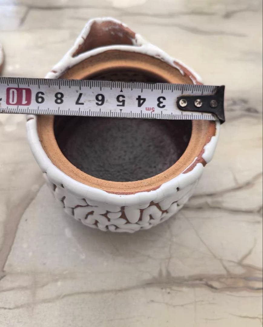 テクスチャー付き白い陶器の容器