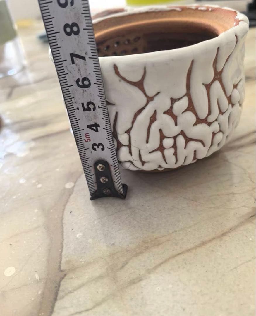 テクスチャー付き白い陶器の容器