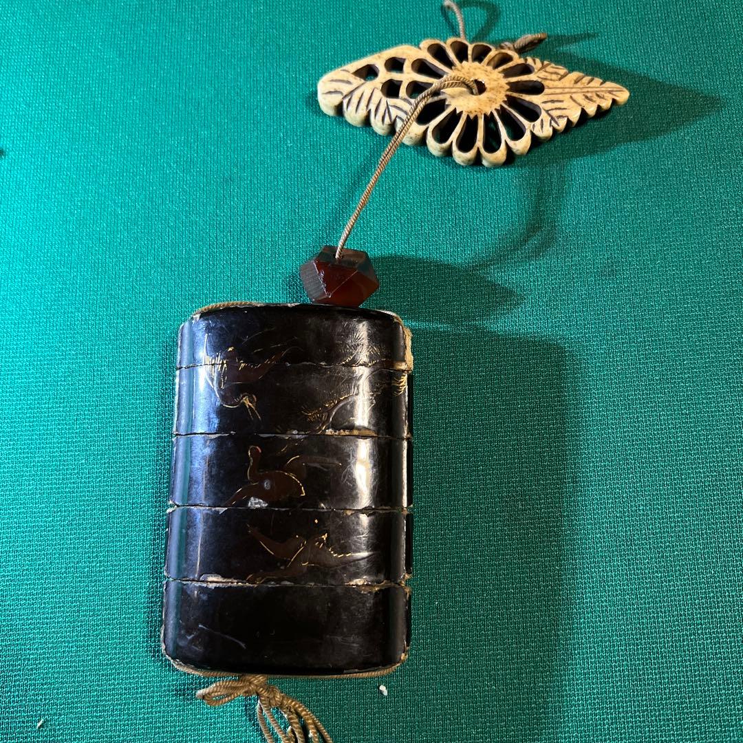 印籠　根付　菊？