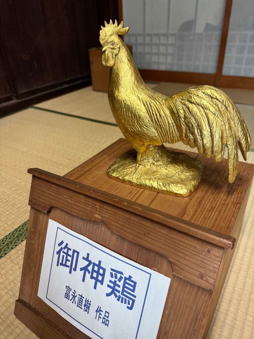 彫刻家・富永直樹によって制作された「御神鶏」
