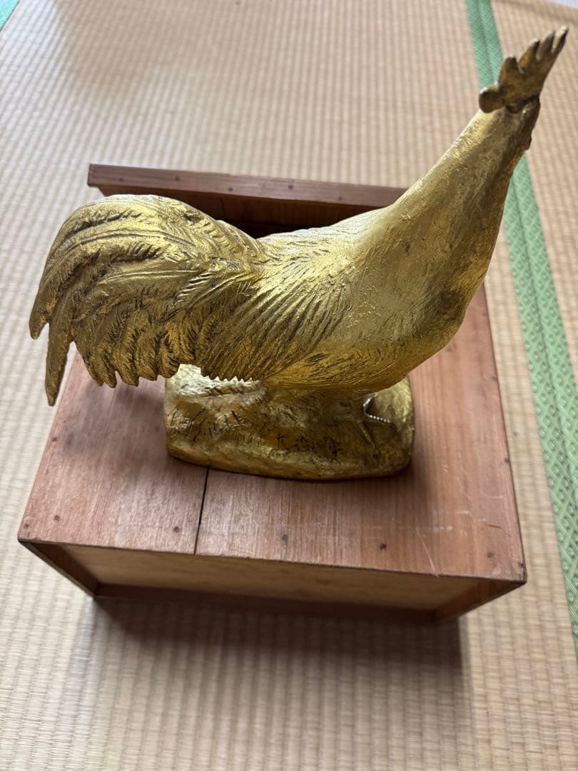 彫刻家・富永直樹によって制作された「御神鶏」