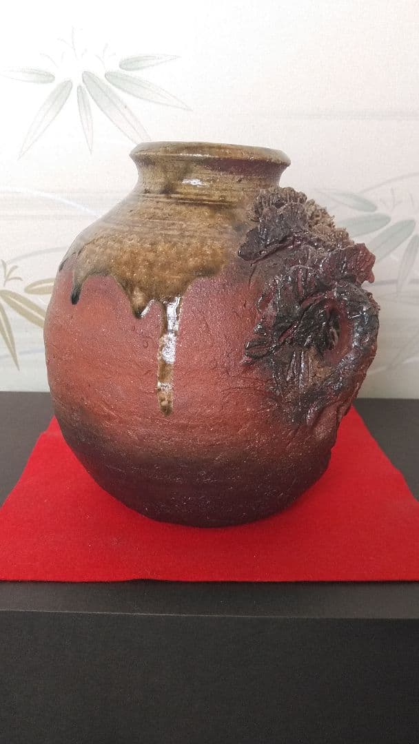 茶色の存在感ある壺(一輪挿し)