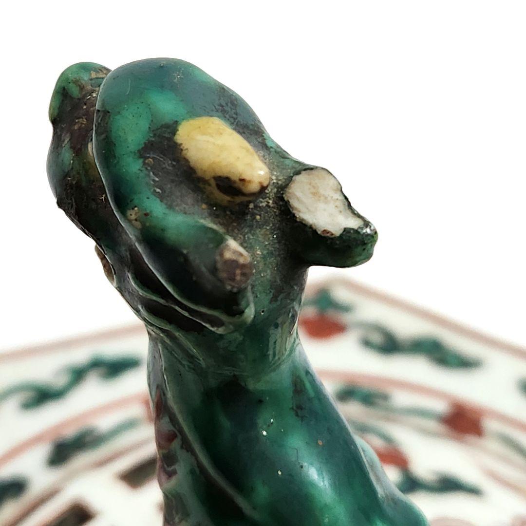 Y3435 南京赤絵 赤絵龍摘獅子耳摘人物文香炉 高さ23㎝ 木箱付き