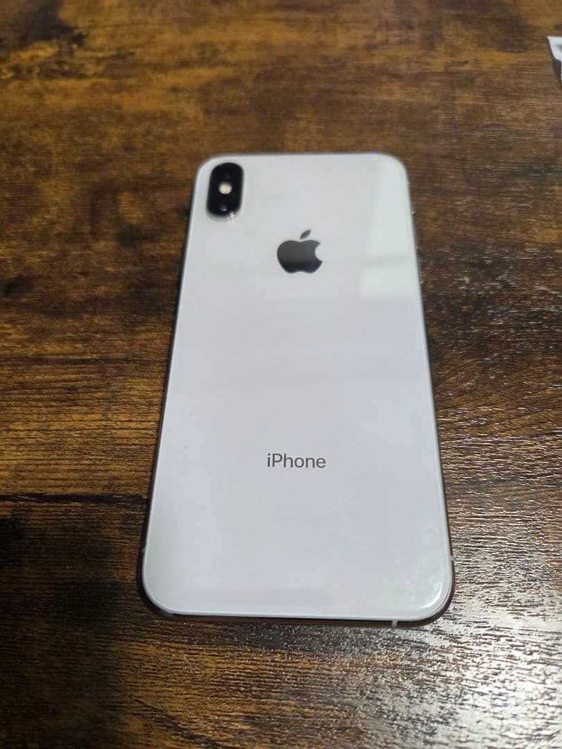 【美品　送料無料】Apple iPhone xs シルバー 本体