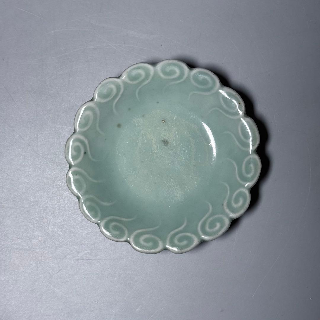 後期鍋島　渦巻文陽刻輪花小皿　奇跡の5枚揃　掲載　「通観　鍋島青磁」　同手掲載