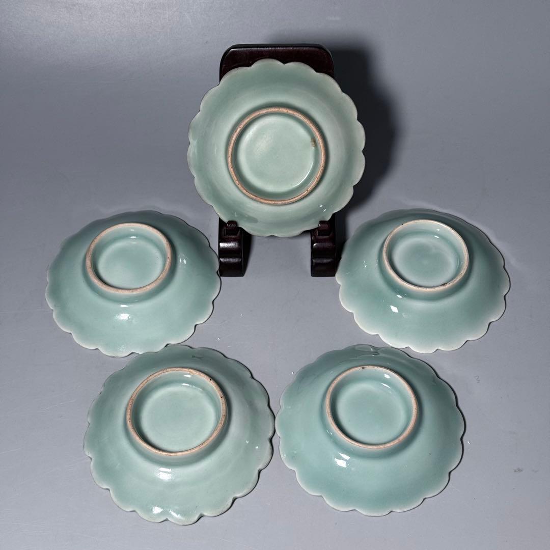 後期鍋島　渦巻文陽刻輪花小皿　奇跡の5枚揃　掲載　「通観　鍋島青磁」　同手掲載