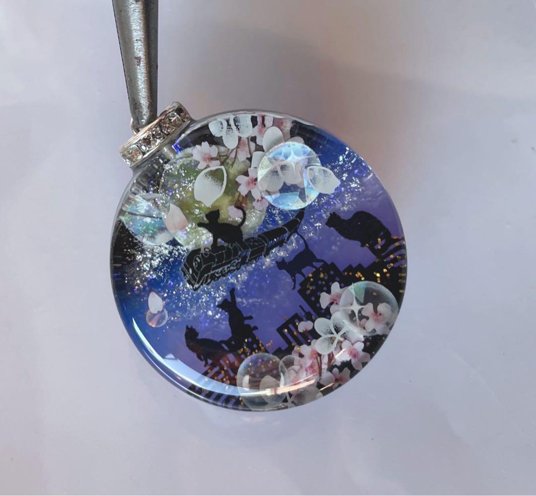 展示用/都会の夜空を走る列車と子猫達　梅の花　蓄光　オルゴナイトネックレス