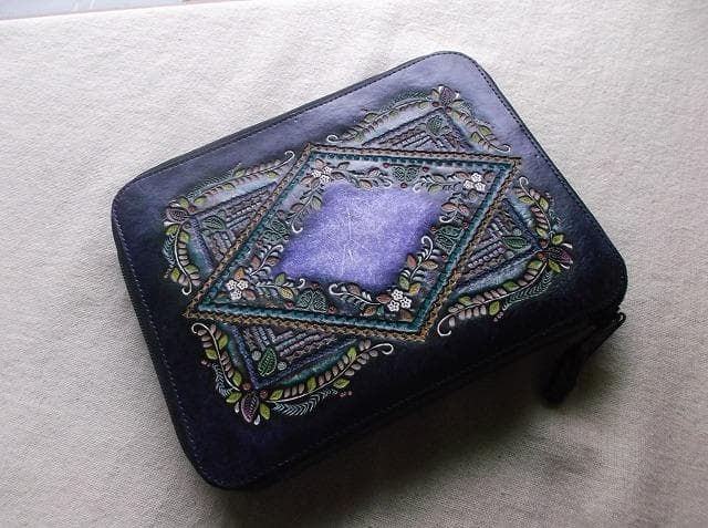 ラウンドファスナータイプの単行本サイズカバー　牛革　刻印＆拭き染め