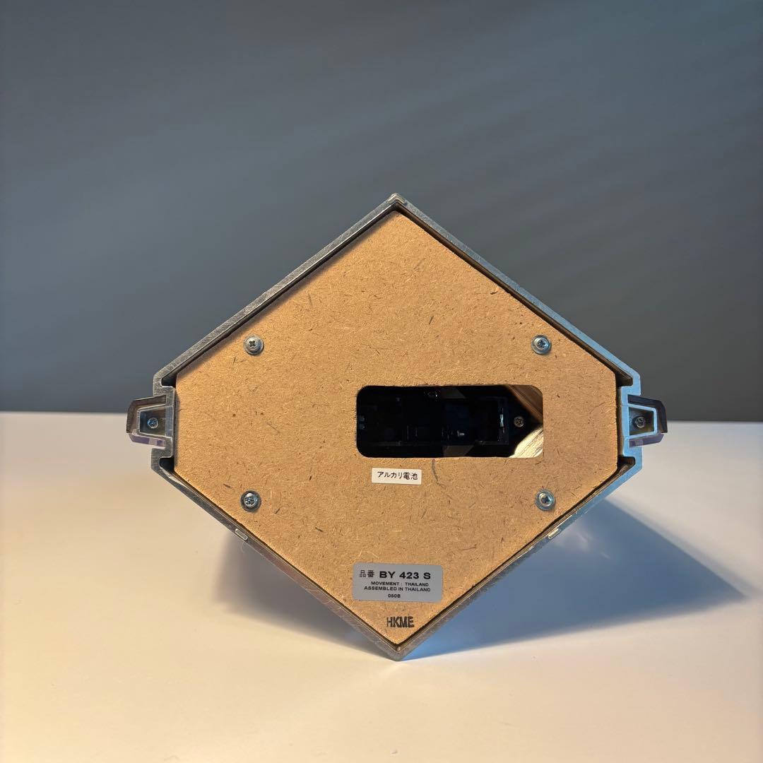 ポストモダンデザインの置き時計 seiko キネティック インテリア