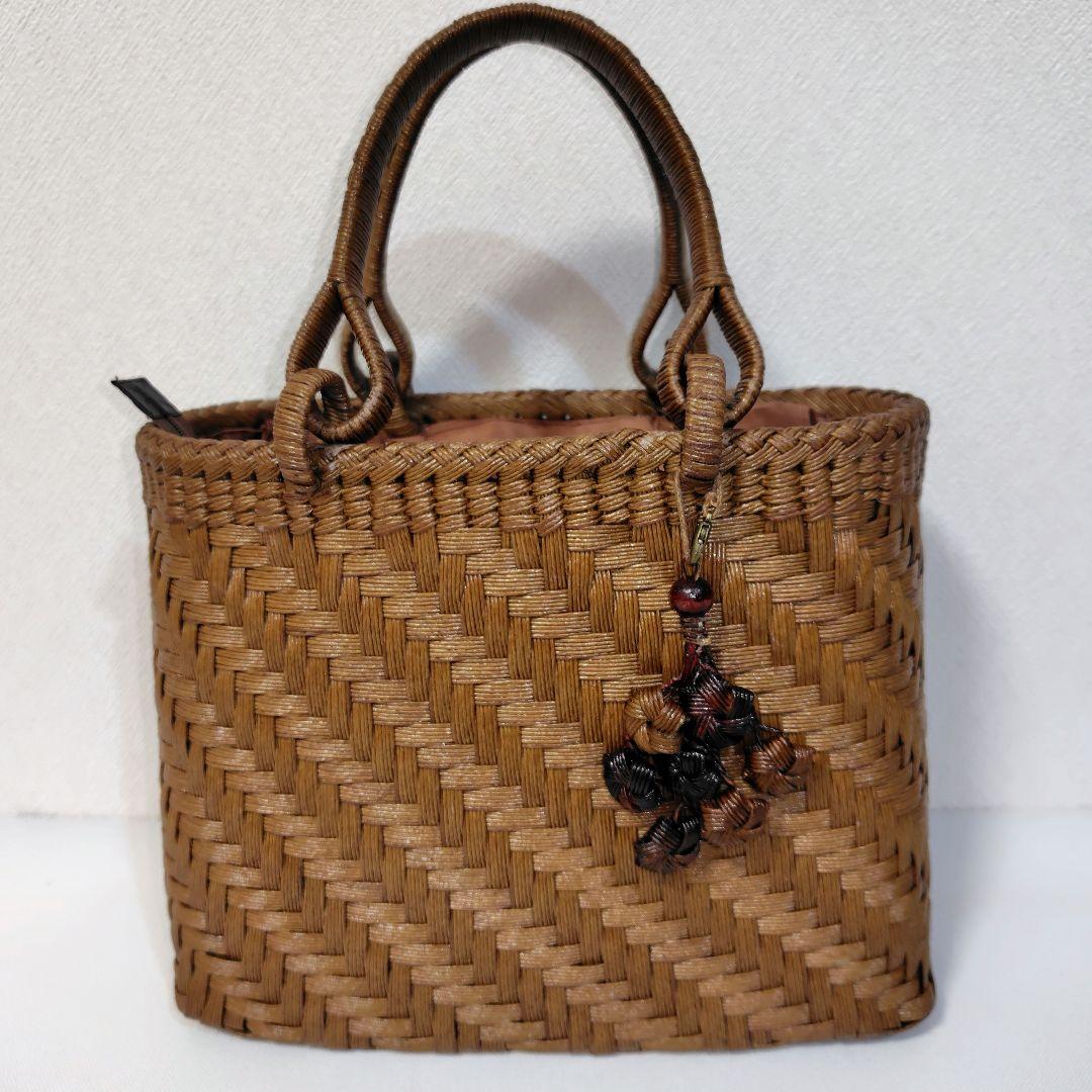 クラフトで作った山葡萄風柿渋染めかごバッグ（ファスナー付蓋チャーム付き）