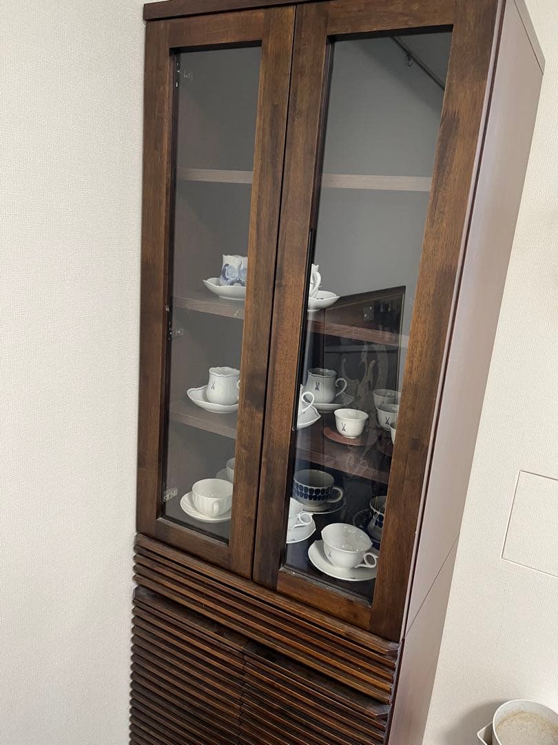 こちらは送料込。 ダークブラウン 食器棚 ガラス扉付き